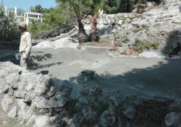 Los trabajos consisten en la retirada de plantas, basura y lodo del fondo de los lagos, y en la impermeabilización de los mismos, ya que estos sufrían perdida de agua