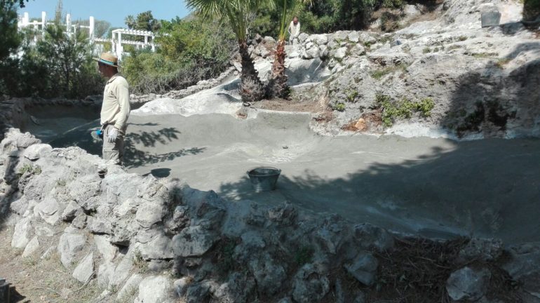 Los trabajos consisten en la retirada de plantas, basura y lodo del fondo de los lagos, y en la impermeabilización de los mismos, ya que estos sufrían perdida de agua