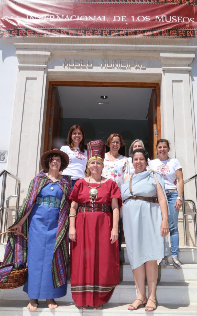 “Desde las 10.30 a las 13.30 horas contaremos con dos actividades de juegos, de entrada libre, para  toda la familia”, ha anunciado la concejala de Cultura, Elena Galán