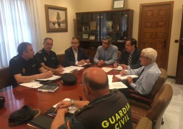 El alcalde de Benalmádena, Víctor Navas; y el subdelegado del Gobierno, Miguel Briones, han presidido la Junta Local de Seguridad, en la que se ha puesto en valor un descenso del 15,3% de la criminalidad en Benalmádena