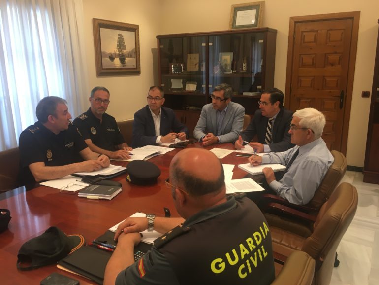 El alcalde de Benalmádena, Víctor Navas; y el subdelegado del Gobierno, Miguel Briones, han presidido la Junta Local de Seguridad, en la que se ha puesto en valor un descenso del 15,3% de la criminalidad en Benalmádena