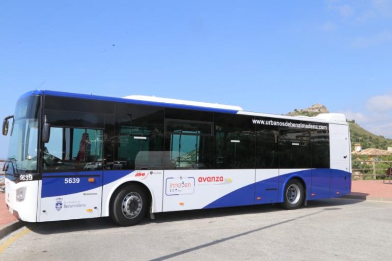 “El vehículo es un autobús de suelo bajo, equipado con una rampa para facilitar el acceso de las personas con movilidad reducida”, ha detallado el concejal de Transporte, Bernardo Jiménez