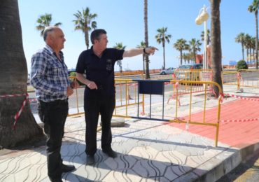 Los contenedores de reciclados y de RSU se han unificado en una misma isleta, y se ha creado un paso de peatones adaptado para facilitar el acceso a la nueva ubicación