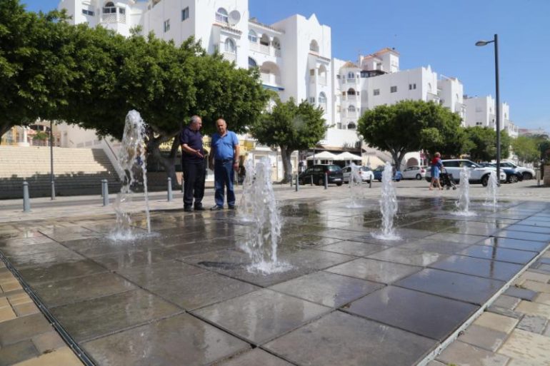 Los trabajos han consistido en la limpieza de los motores, así como del caño y el vaso de la fuente ubicada en el bulevar
