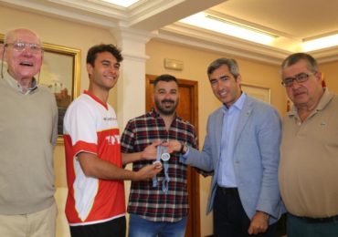 El joven benalmadense Matías Chavarría logra el bronce en la categoría individual y la plata en la de equipos, y ya se prepara para el Mundial de 2019, que se celebra en Alemania