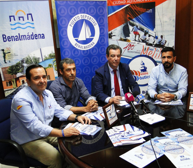 El acto concluyó con la entrega de una placa conmemorativa al gerente del Puerto, Manuel J. Jiménez, por parte del consejero de Deportes de la ciudad autónoma