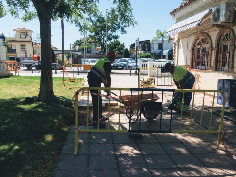 Los trabajos realizados consisten en un repaso general de la solería en la avenida
Antonio Machado, a la altura de los Porches