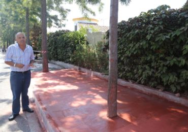 “Hemos procedido al arreglo del acerado, deteriorado por las raíces de los árboles, y al saneamiento de los alcorques”, ha detallado el concejal de Servicios Operativos, Salvador Rodríguez