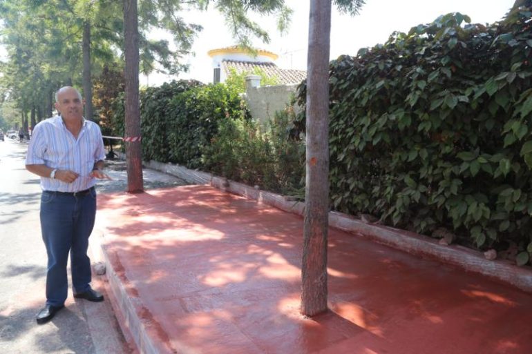 “Hemos procedido al arreglo del acerado, deteriorado por las raíces de los árboles, y al saneamiento de los alcorques”, ha detallado el concejal de Servicios Operativos, Salvador Rodríguez