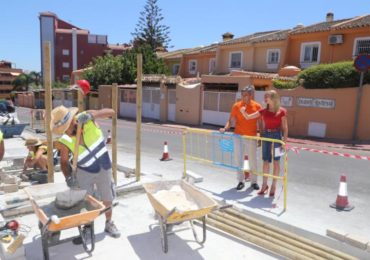 “Los trabajos consisten en la mejora de la accesibilidad a los contenedores”, ha detallado la concejala de Empleo, Beatriz Olmedo