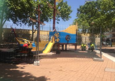 También se está reparando el mobiliario urbano, y se han reemplazado las papeleras antiguas por otras nuevas de colores