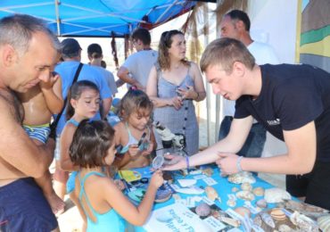 -Instalado por el Aula del Mar en la playa de Malapesquera