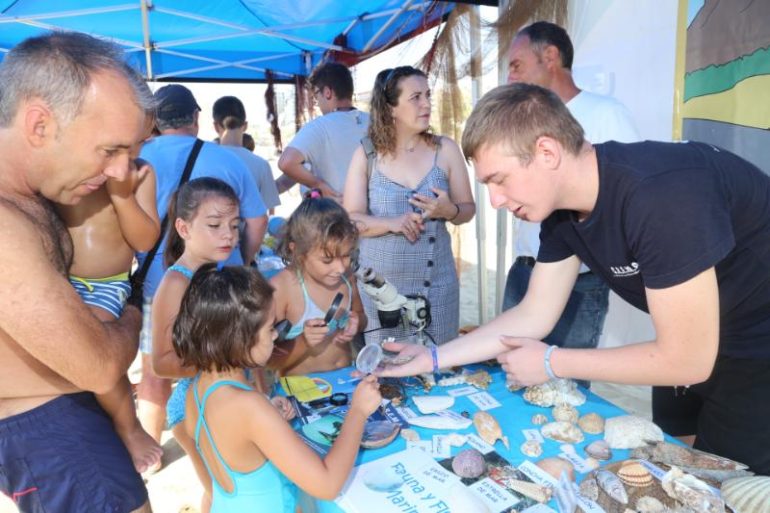 -Instalado por el Aula del Mar en la playa de Malapesquera