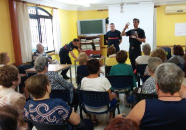 Bomberos inician la semana con una charla en el centro Anica Torres