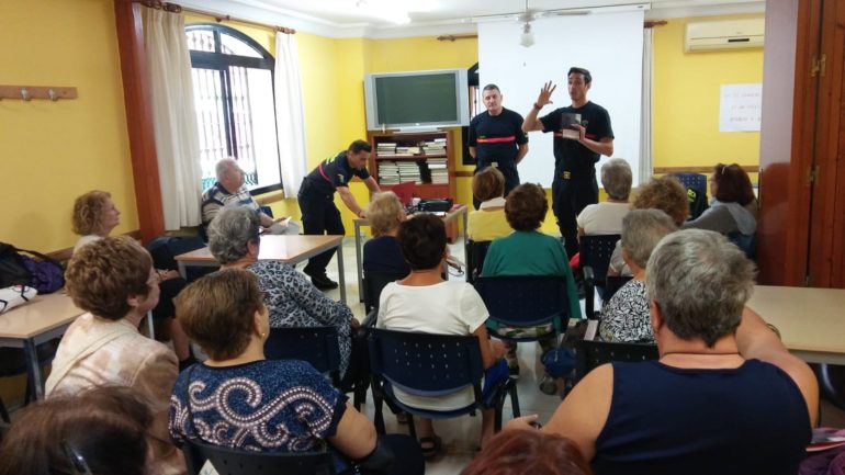 Bomberos inician la semana con una charla en el centro Anica Torres