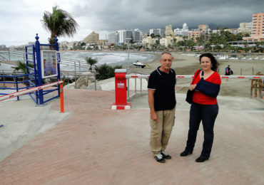 El acceso, además de funcional, mejora la estética de la playa, y ha contado con una subvención de 100.000 euros de la Junta para su construcción