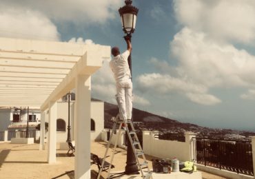 “Se ha procedido al lijado y pintado tanto de las farolas como de las barandillas” -Salvador Rodríguez