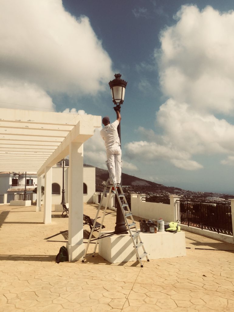 “Se ha procedido al lijado y pintado tanto de las farolas como de las barandillas” -Salvador Rodríguez