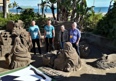 Un belén realizado en la playa Fuente de la Salud