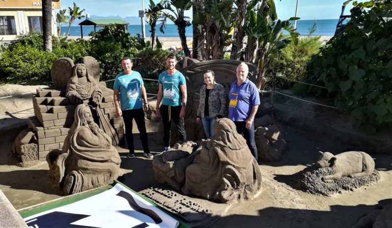 Un belén realizado en la playa Fuente de la Salud