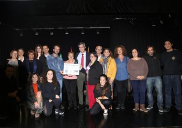 La presidenta de la asociación, Antonia Molina, ha recogido el cheque de 1.300 euros