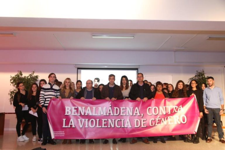 El evento ha contado con un video de denuncia de los malos tratos y diversas interpretaciones musicales realizadas por los alumnos