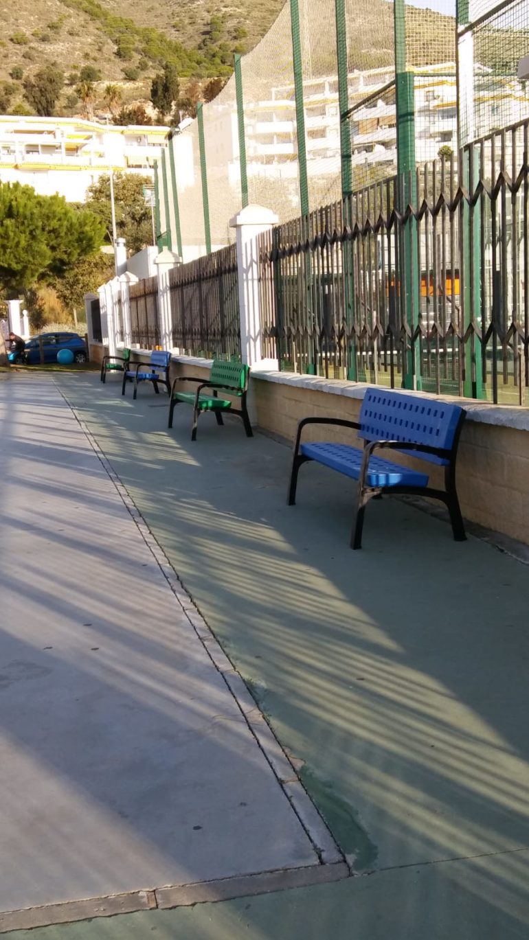 Se han renovado bancos, fuentes y papeleras en calle Muérdago