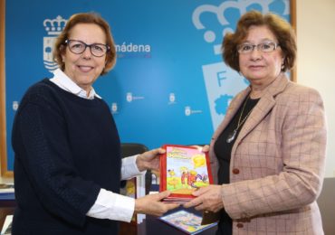La concejala de Cultura, Elena Galán, ha recibido esta mañana la donación de diversos cuentos infantiles por parte de su autora, Corona Zamarro, para  los centros escolares del municipio. “Esta escritora y maestra mantiene una relación muy estrecha con nuestra localidad”, ha destacado Galán.
‘El Mago Espumoso’ y ‘Juan Soldao’ son los títulos de los cuentos infantiles donados. “Son obras muy bien ilustradas por el artista Ramone, y merece la pena que nuestras bibliotecas dispongan de ejemplares de estas obras”, ha valorado Galán.
“Tengo especial cariño a ‘Juan Soldao’ porque es de tradición oral, y me lo contaba mi abuela, y yo después se lo he contado a mis hijos, nietos y alumnos, así que lo puse por escrito para preservarlo”, ha recordado la autora. ‘El Mago Espumoso’ sí es una creación original de la autora