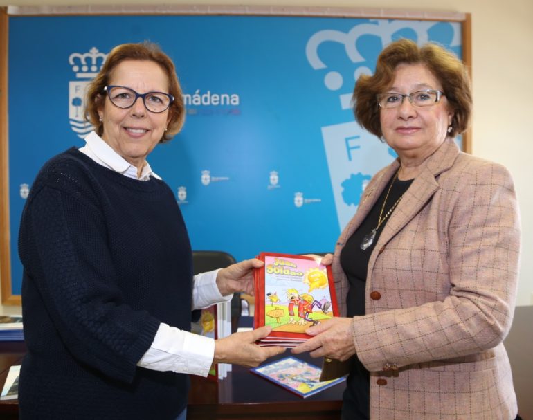 La concejala de Cultura, Elena Galán, ha recibido esta mañana la donación de diversos cuentos infantiles por parte de su autora, Corona Zamarro, para  los centros escolares del municipio. “Esta escritora y maestra mantiene una relación muy estrecha con nuestra localidad”, ha destacado Galán.
‘El Mago Espumoso’ y ‘Juan Soldao’ son los títulos de los cuentos infantiles donados. “Son obras muy bien ilustradas por el artista Ramone, y merece la pena que nuestras bibliotecas dispongan de ejemplares de estas obras”, ha valorado Galán.
“Tengo especial cariño a ‘Juan Soldao’ porque es de tradición oral, y me lo contaba mi abuela, y yo después se lo he contado a mis hijos, nietos y alumnos, así que lo puse por escrito para preservarlo”, ha recordado la autora. ‘El Mago Espumoso’ sí es una creación original de la autora