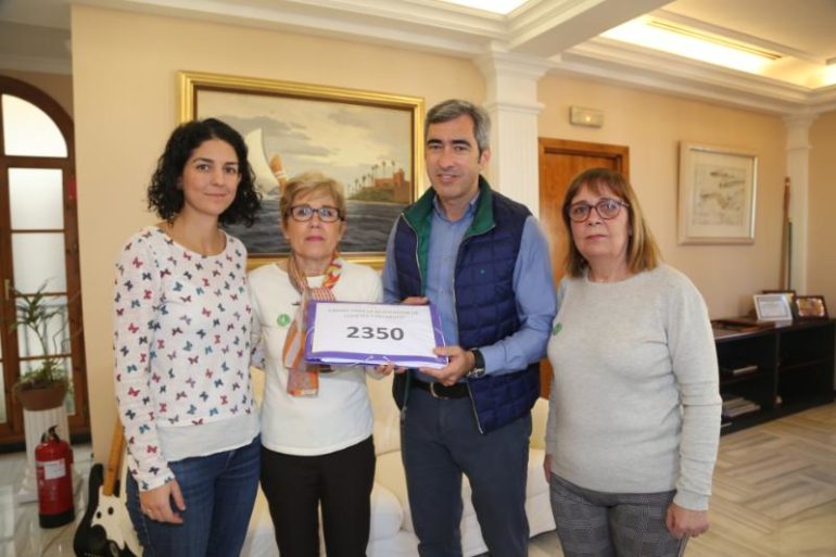La asociación ABAD y los colectivos Fidelio y GAP han presentado hoy en el Ayuntamiento 2.350 firmas solicitando dicha regulación