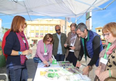 El alcalde y el concejal de Bienestar Social celebran con la asociación ABAD el día
