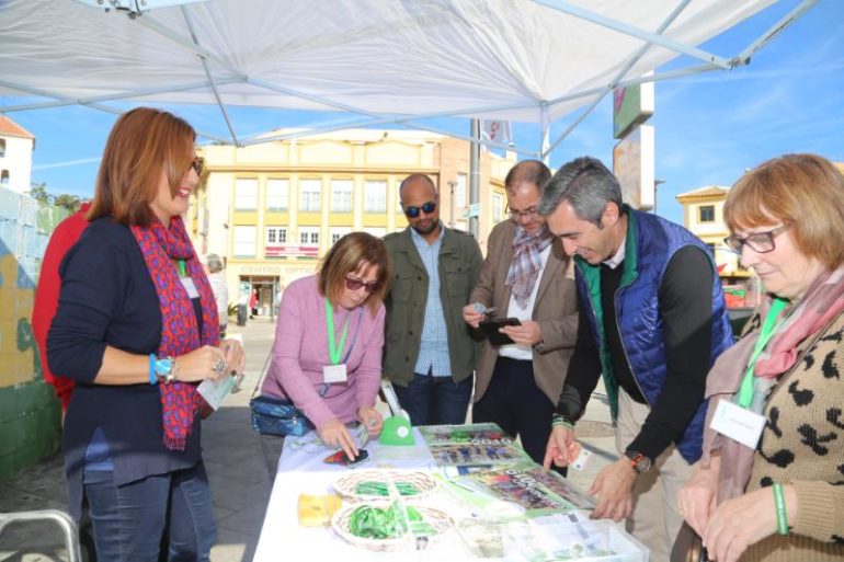 El alcalde y el concejal de Bienestar Social celebran con la asociación ABAD el día
