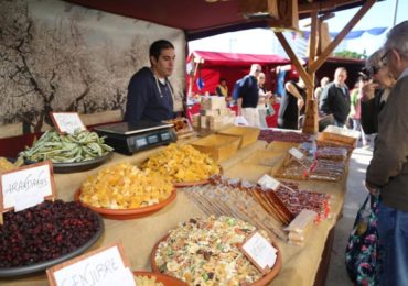 Cuenta con 50 puestos, con artesanía, productos navideños y gastronomía variada, además de actividades diarias de animación infantil