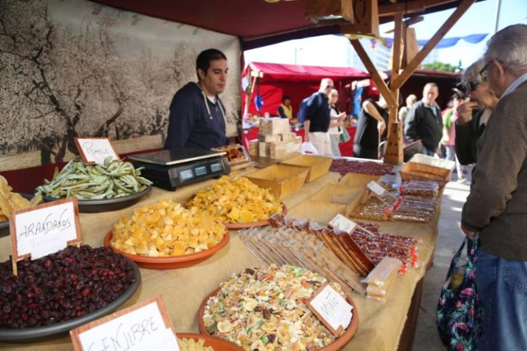 Cuenta con 50 puestos, con artesanía, productos navideños y gastronomía variada, además de actividades diarias de animación infantil