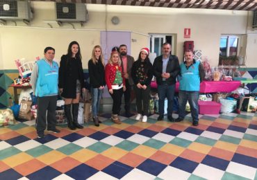 Los concejales Bernardo Jiménez y Beatriz Olmedo colaboran en el desayuno