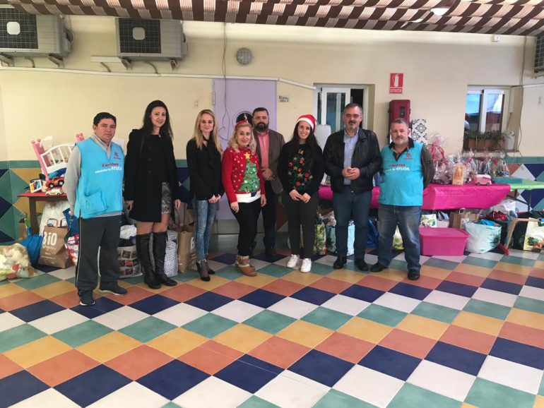 Los concejales Bernardo Jiménez y Beatriz Olmedo colaboran en el desayuno