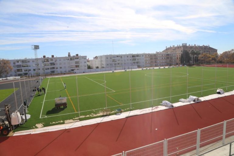 La pista de atletismo y el campo de fútbol del polideportivo de arroyo de la miel reabrirán a inicios de 2019 tras las obras de remodelación