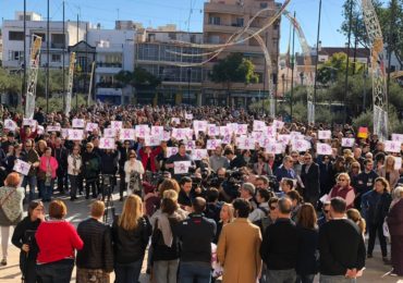 Más de mil personas se han reunido para mostrar su profunda tristeza por este crimen, que la alcaldesa, Ana Mula,  ha calificado como “brutal y que ha consternado a toda Fuengirola”