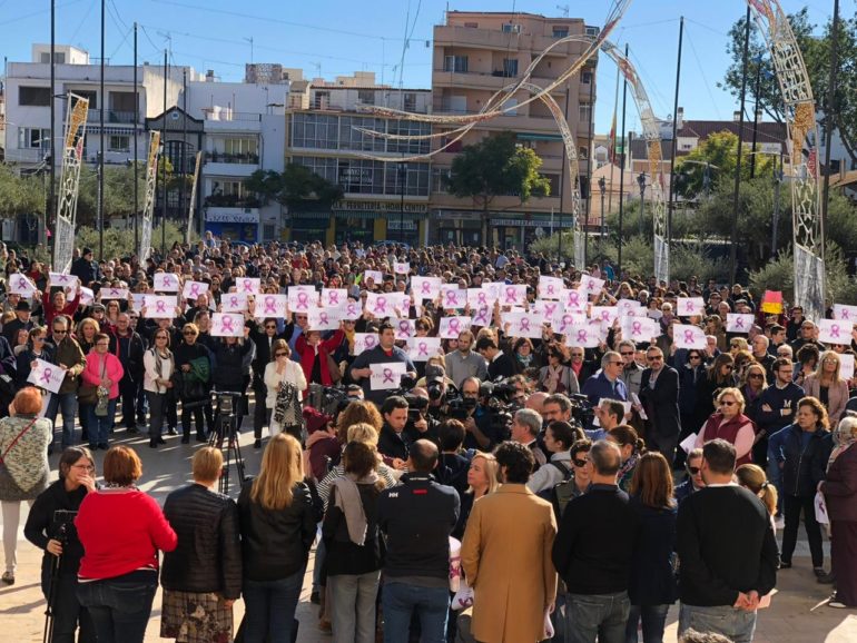 Más de mil personas se han reunido para mostrar su profunda tristeza por este crimen, que la alcaldesa, Ana Mula,  ha calificado como “brutal y que ha consternado a toda Fuengirola”