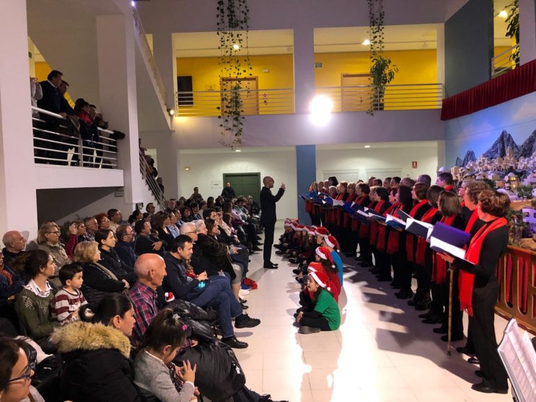Esta Navidad, ha estado amenizado con las actuaciones de La Coral de Torremolinos y por los coros joven y adulto de la Escuela Municipal de Música