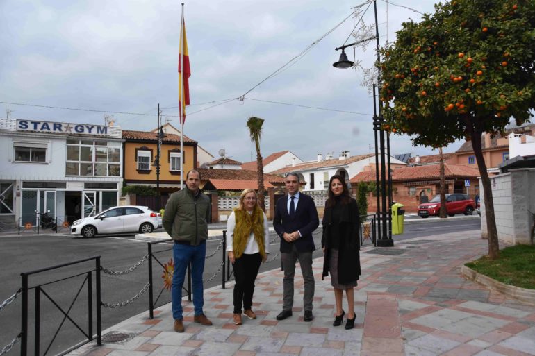 La alcaldesa, Ana Mula, y el presidente del ente supramunicipal, Elías Bendodo, han visitado el bulevar Alcalde Clemente Díaz, el último proyecto financiado por la Diputación