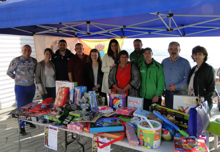 La iniciativa recogió más de un centenar de juguetes que ya ha depositado en Caritas para que “gestione su entrega a los Reyes Magos”
