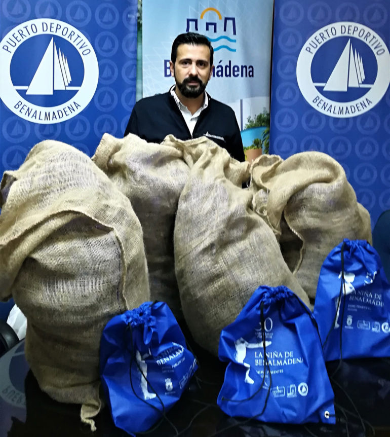 Aportando más de 600 bolsas de regalos para los más pequeños