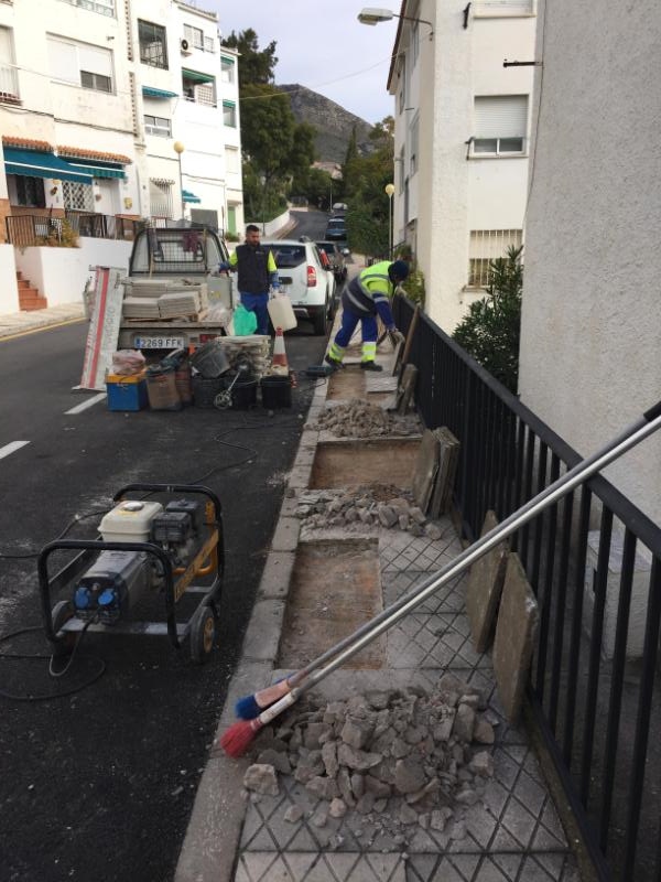 Las tareas de mejora han consistido en el repaso de la solería y arreglo de la escalera de la mencionada calle, además del cambio de papeleras de la zona