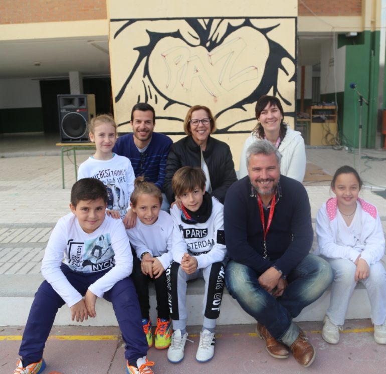 La edil ha visitado el colegio El Tomillar, donde se ha organizado una Jornada de Convivencia con motivo del Día de la Paz