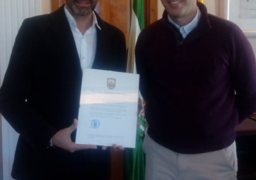 El alcalde entrega una carta de felicitación al autor del cartel oficial de la Semana Santa de Málaga 2019