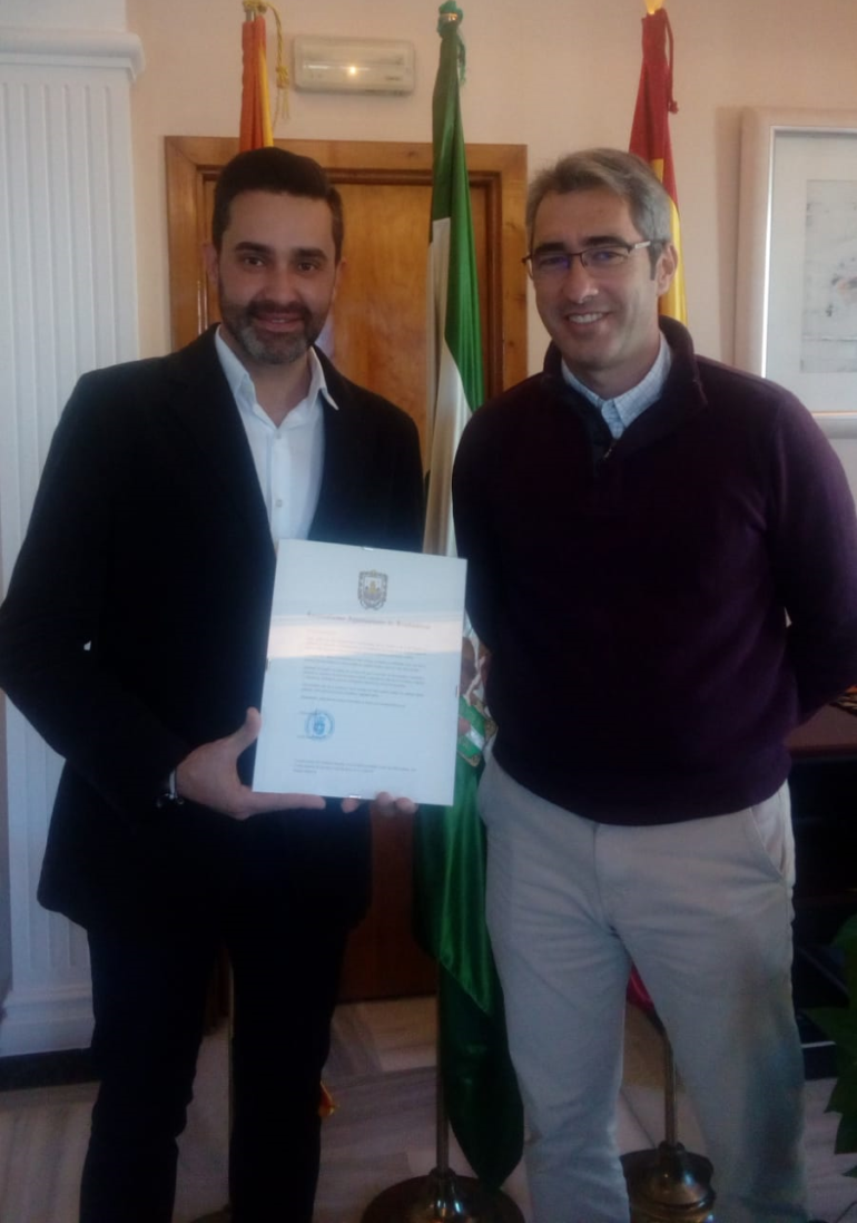 El alcalde entrega una carta de felicitación al autor del cartel oficial de la Semana Santa de Málaga 2019