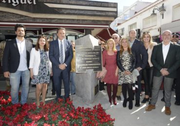 Se ha cerrado la cápsula del tiempo y se ha presentado el Arco de los Besos como guiño al Día de los Enamorados