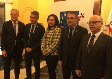 En la moción se incluye el compromiso del Ayuntamiento de continuar con las actuales medidas de asistencia y apoyo a la comunidad británica residente