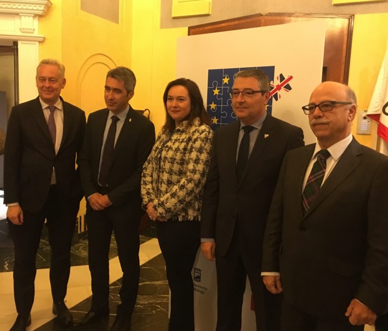 En la moción se incluye el compromiso del Ayuntamiento de continuar con las actuales medidas de asistencia y apoyo a la comunidad británica residente